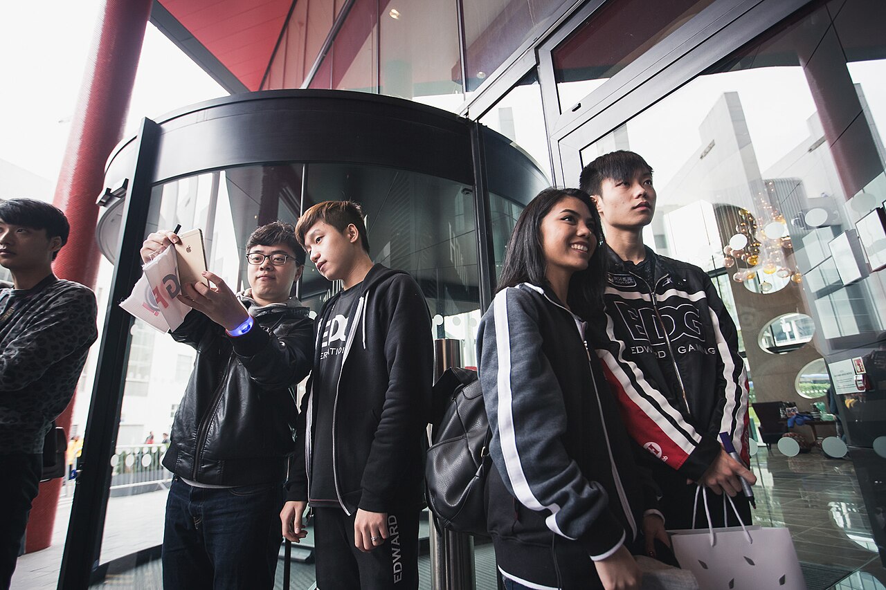 电竞转播的镜头难题：如何在没有球的世界里制造叙事
